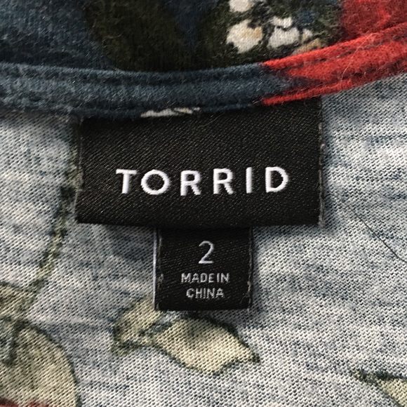 TORRID BLUE FLORAL V-NECK BANDED TEE 2 - Picture 9 of 10
